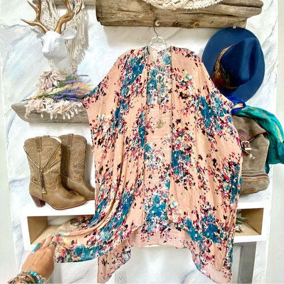 Beautiful floral LOVE Stitch Gypsy floral boho cape/wrap w prairie/country vibe - Picture 4 of 11